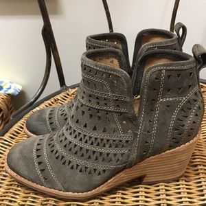 Sofft ‘Sallie’ suede cut out booties.